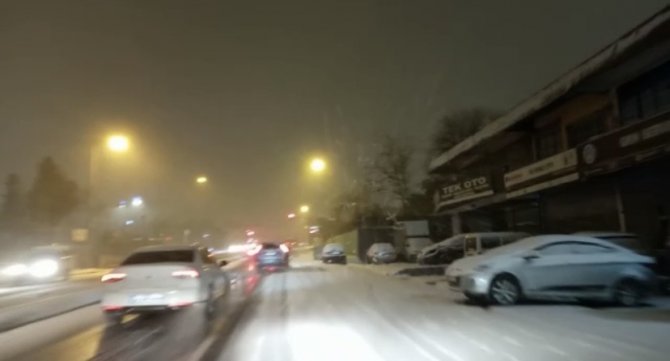 Kartal’da Yollar Beyaza Büründü, Sürücüler Zor Anlar Yaşadı