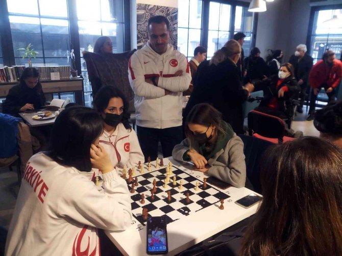 Milli Sporcular Gençlerle İ̇stiklal Marşı’nı Okudu