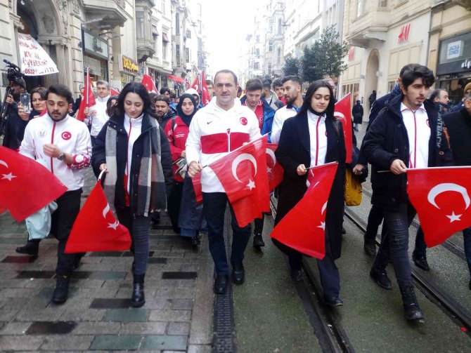 Milli Sporcular Gençlerle İ̇stiklal Marşı’nı Okudu