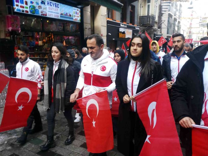 Milli Sporcular Gençlerle İ̇stiklal Marşı’nı Okudu