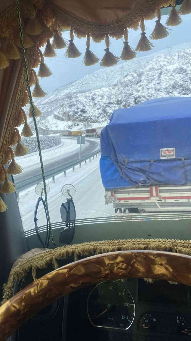 Bitlis’te Kar Yolları Kapattı, Kilometrelerce Kuyruk Oluştu