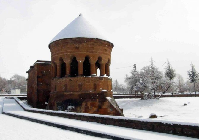 Mart Karı, Ahlat’ın Tarihi Mekanlarında Kartpostallık Görüntüler Oluşturdu