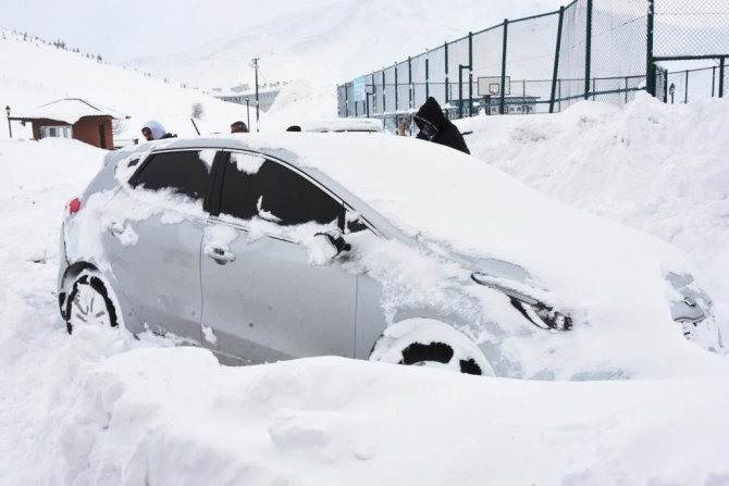 Bitlis’te Araçların Üzerine Düşen Çığın Hasarı Gün Ağarınca Ortaya Çıktı