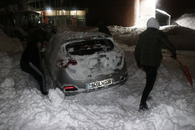 Bitlis’te Öğretmenevi Bahçesine Çığ Düştü: 7 Araç Kara Gömüldü