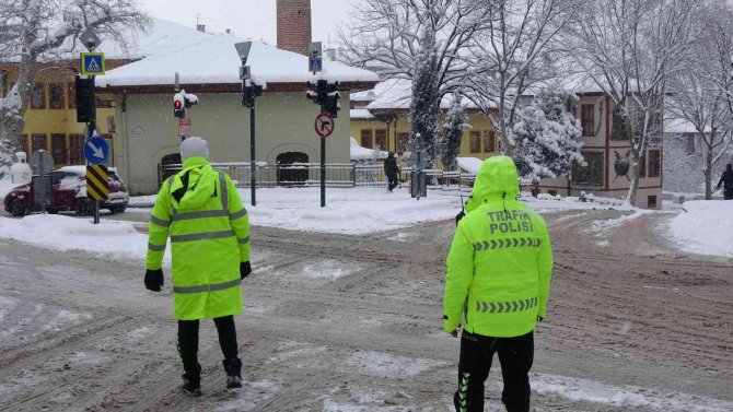 Bursa’da Trafik Polislerinin Karla Mücadelesi Takdir Topladı
