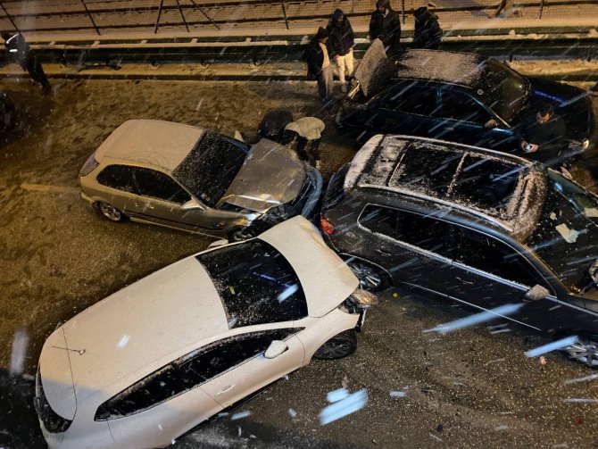 Bursa’da Yol Buz Pistine Döndü : 11 Araç Birbirine Girdi