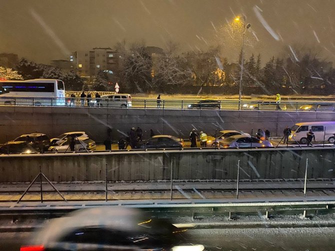 Bursa’da Yol Buz Pistine Döndü : 11 Araç Birbirine Girdi