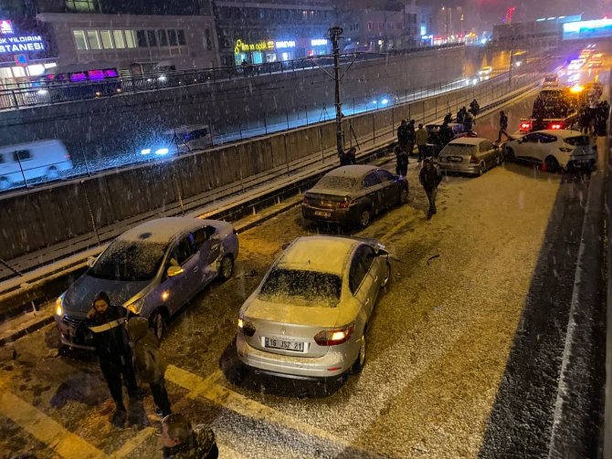 Bursa’da Yol Buz Pistine Döndü : 11 Araç Birbirine Girdi