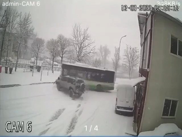 Bursa’da Kayan Arazi Aracı Halk Otobüsüne Kafadan Çarptı..yolcular Ölümden Döndü