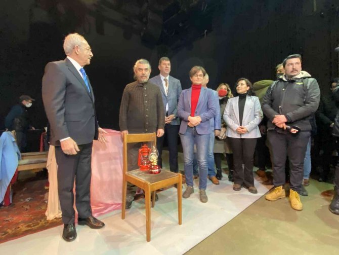Chp Genel Başkanı Kemal Kılıçdaroğlu, Elektriği Kesilen Moda Sahnesi’ni Ziyaret Etti