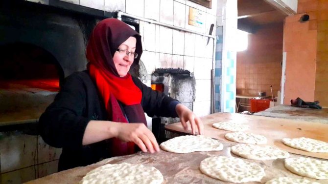 Kadın Fırıncı 30 Yıldır Ekmeğini Hamurdan Çıkartıyor