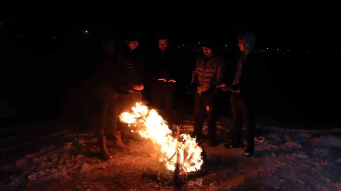 Yolda Kalan Sürücülerin İmdadına Mahallenin Gençleri Koştu