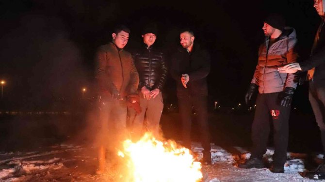 Yolda Kalan Sürücülerin İmdadına Mahallenin Gençleri Koştu