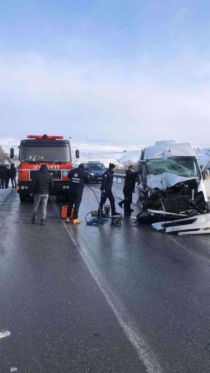 Denizlili Öğretmen Ve Öğrencileri Taşıyan Minibüs, Eskişehir’de Kaza Yaptı; 16 Yaralı