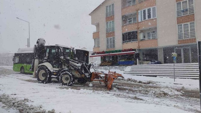 Derince Belediyesi Karla Mücadelesini Sürdürüyor