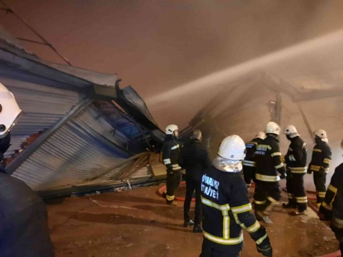 Diyarbakır’da İnşaat Malzemelerinin Olduğu Depoda Yangın