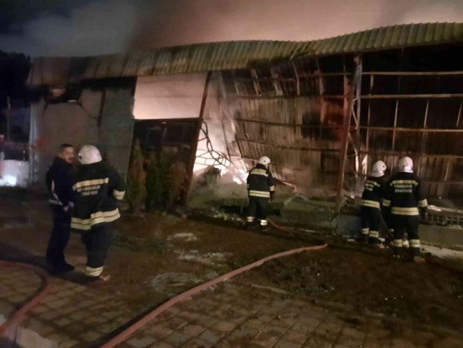 Diyarbakır’da İnşaat Malzemelerinin Olduğu Depoda Yangın