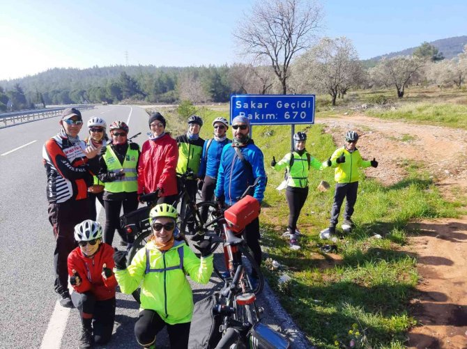 Doğa Dostu Bisikletçiler Yanan Ormanlar İçin Pedal Çevirip Fidan Dikecek