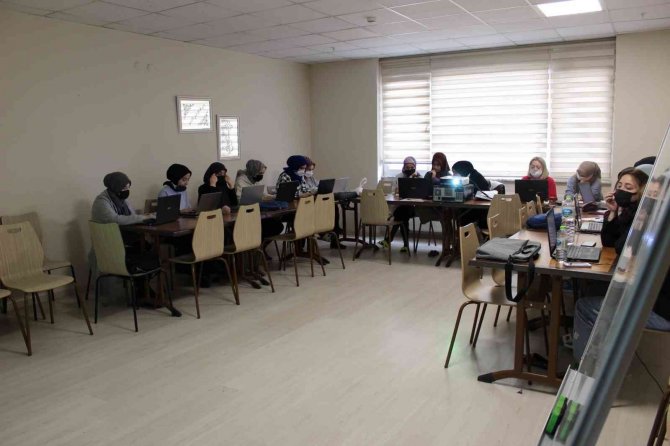 Genç Kızlara Bilgisayar Eğitimi