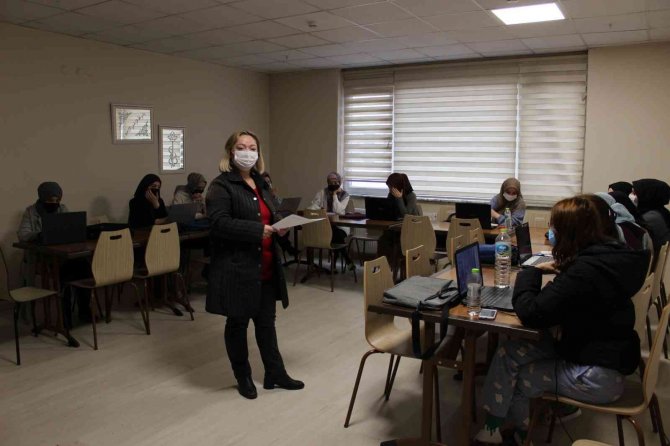 Genç Kızlara Bilgisayar Eğitimi