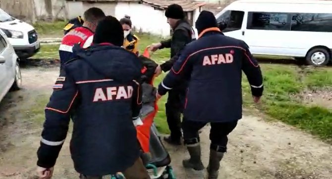 Yaşlı Kadın Donmak Üzereyken Bulundu, Afad Ekibi Ellerini Nefesiyle Isıttı