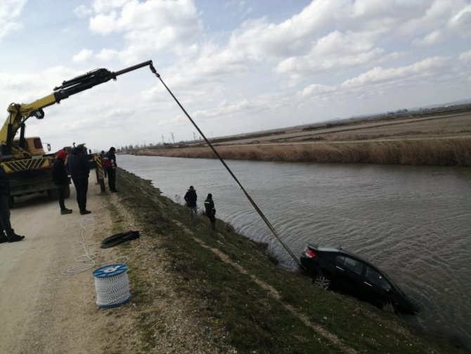 Şu Kanalına Gömülen Otomobilden Sağ Kurtuldular