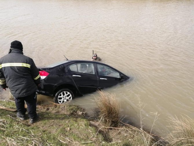 Şu Kanalına Gömülen Otomobilden Sağ Kurtuldular
