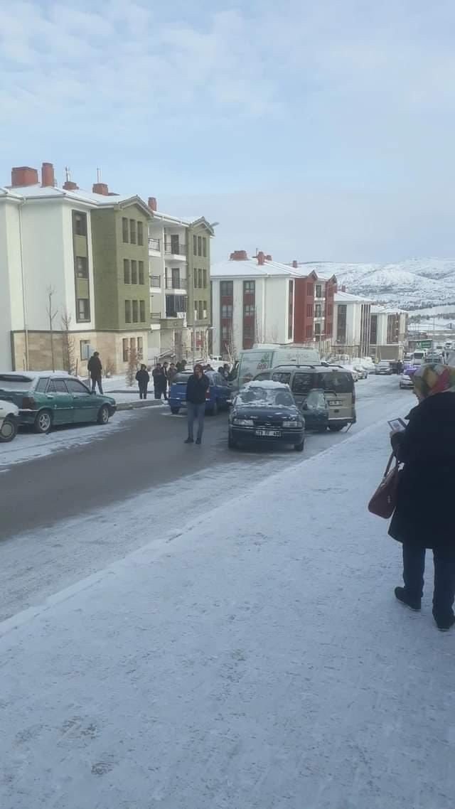 Elazığ’da Buzlanma Kazaları Beraberinde Getirdi