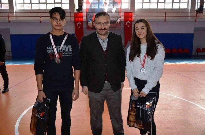 Emet’te Yarışmada Dereceye Giren Öğrenciler Ödüllendirildi