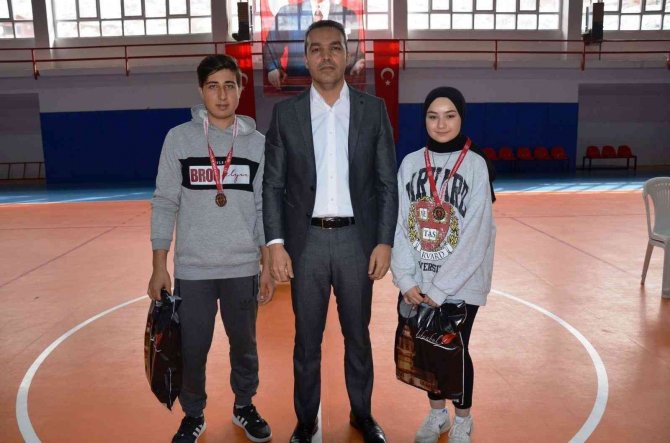 Emet’te Yarışmada Dereceye Giren Öğrenciler Ödüllendirildi