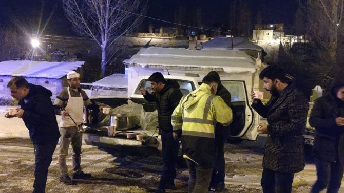 Kop Dağında Çığ, Tepebaşında Tipi