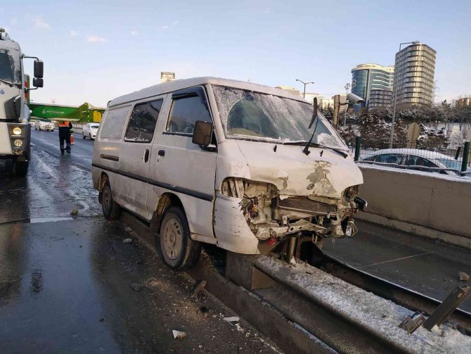 Esenyurt’ta Direksiyon Hakimiyetini Kaybeden Sürücü Gişe Bariyerine Çarptı