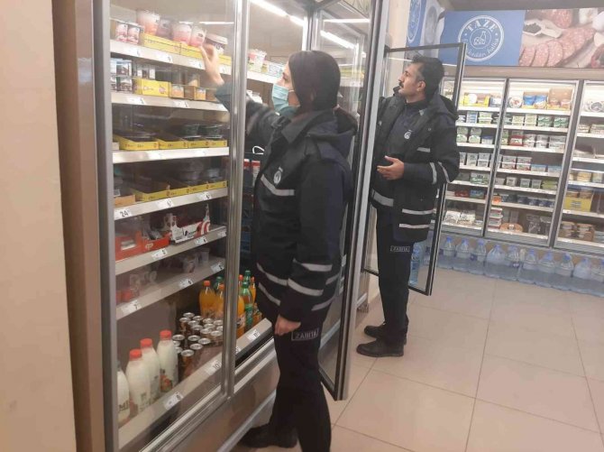 Hakkâri Zabıtası Tarihi Geçmiş Ürünleri İmha Etti