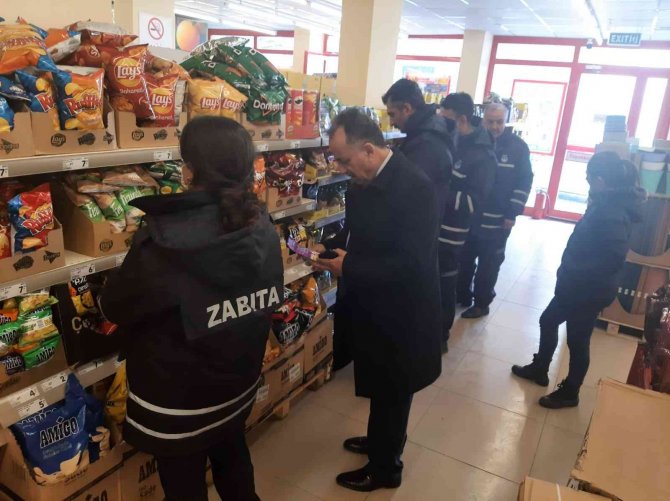 Hakkâri Zabıtası Tarihi Geçmiş Ürünleri İmha Etti