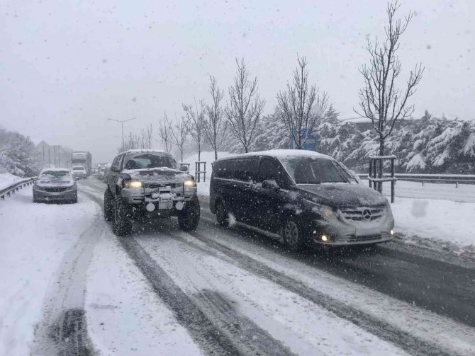 Beykoz’da Yoğun Kar Yağışıyla Araçlar Yolda Kaldı, Sürücüler Zor Anlar Yaşadı