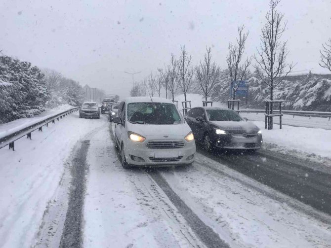 Beykoz’da Yoğun Kar Yağışıyla Araçlar Yolda Kaldı, Sürücüler Zor Anlar Yaşadı