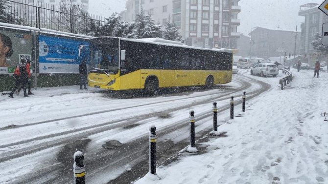 İ̇stanbul’da Beyaza Bürünen Caddelerde Sürücüler Zor Anlar Yaşadı