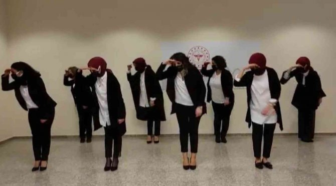 Sağlık Çalışanları İşaret Dili İle İ̇stiklal Marşı’nı Söylediler