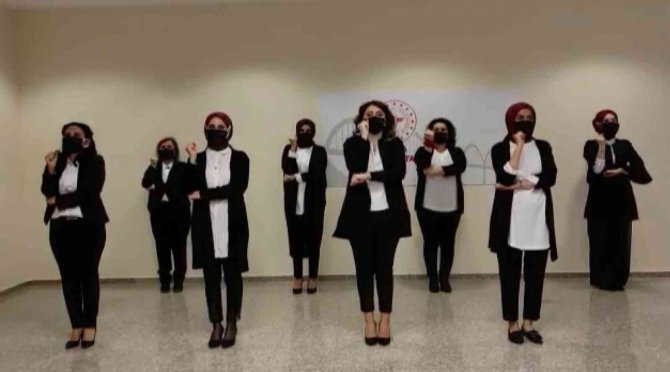 Sağlık Çalışanları İşaret Dili İle İ̇stiklal Marşı’nı Söylediler