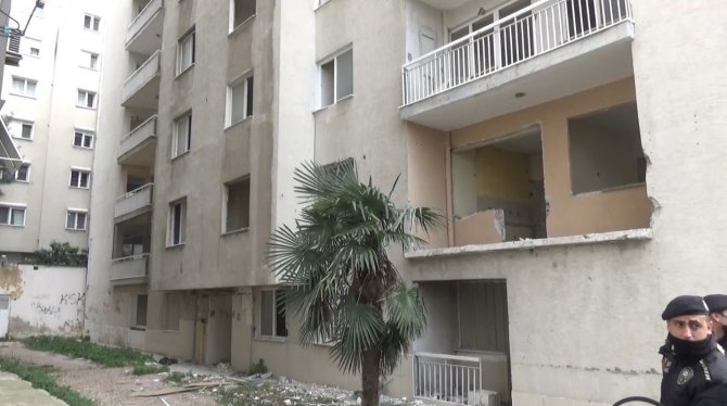 Depremde Hasar Gören Binada Üzerine Asansör Düşen Kişi Hayatını Kaybetti