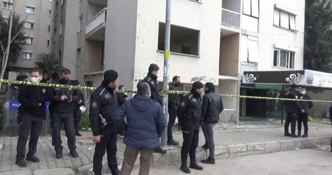 Depremde Hasar Gören Binada Üzerine Asansör Düşen Kişi Hayatını Kaybetti