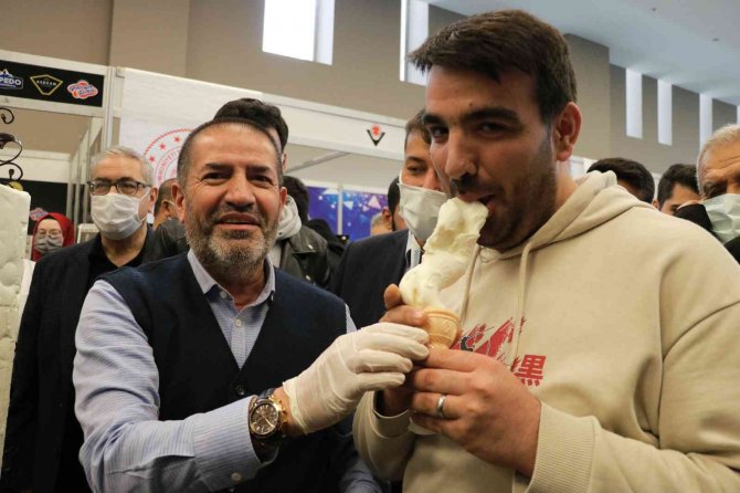Üniversiteli Öğrencilere Dondurma Şov