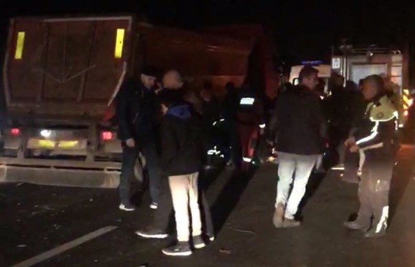 Kazaya Müdahale Eden Polis Memuru Kamyonun Altında Kaldı