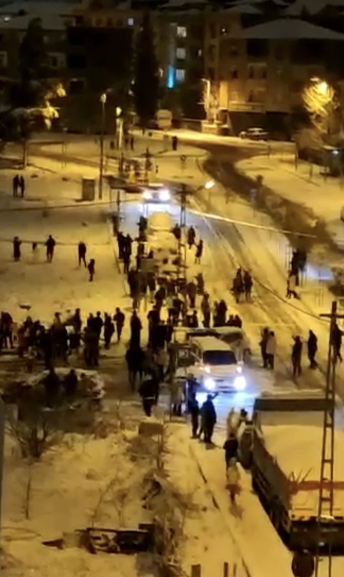 Pendik’te Yağan Karın Altında Halay Çektiler