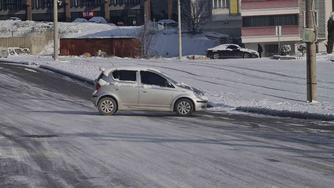 Karabük’te Yollar Buz Pistine Döndü, Kazalar Ardı Ardına Geldi