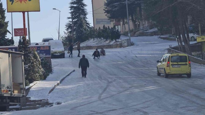 Karabük’te Yollar Buz Pistine Döndü, Kazalar Ardı Ardına Geldi