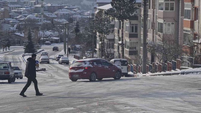 Karabük’te Yollar Buz Pistine Döndü, Kazalar Ardı Ardına Geldi