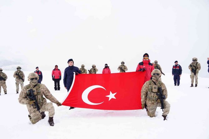 Ilgaz Dağının Zirvesinde İ̇stiklal Marşını Okuyup, Mehmet Akif Ersoy’u Andılar