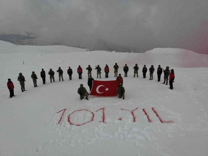 Ilgaz Dağının Zirvesinde İ̇stiklal Marşını Okuyup, Mehmet Akif Ersoy’u Andılar