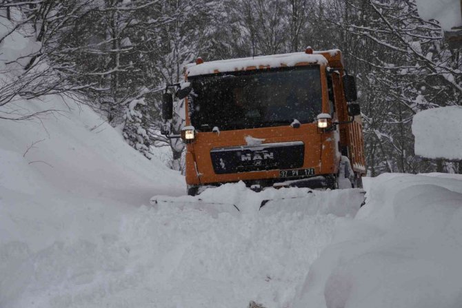 Kastamonu’da Karın Yollarını Kapattığı 391 Köye Ulaşım Sağlanamıyor